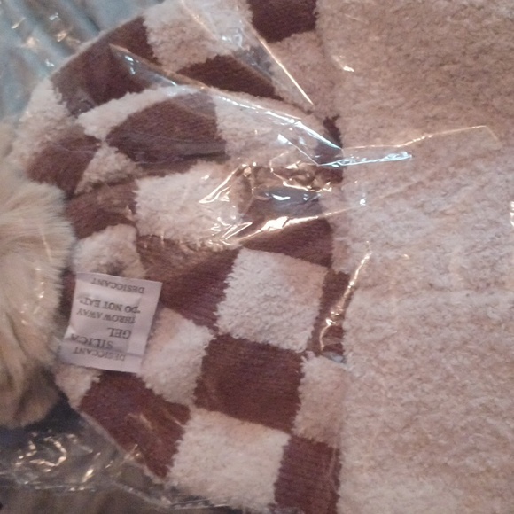 Checkered Beanie - Picture 2 of 2